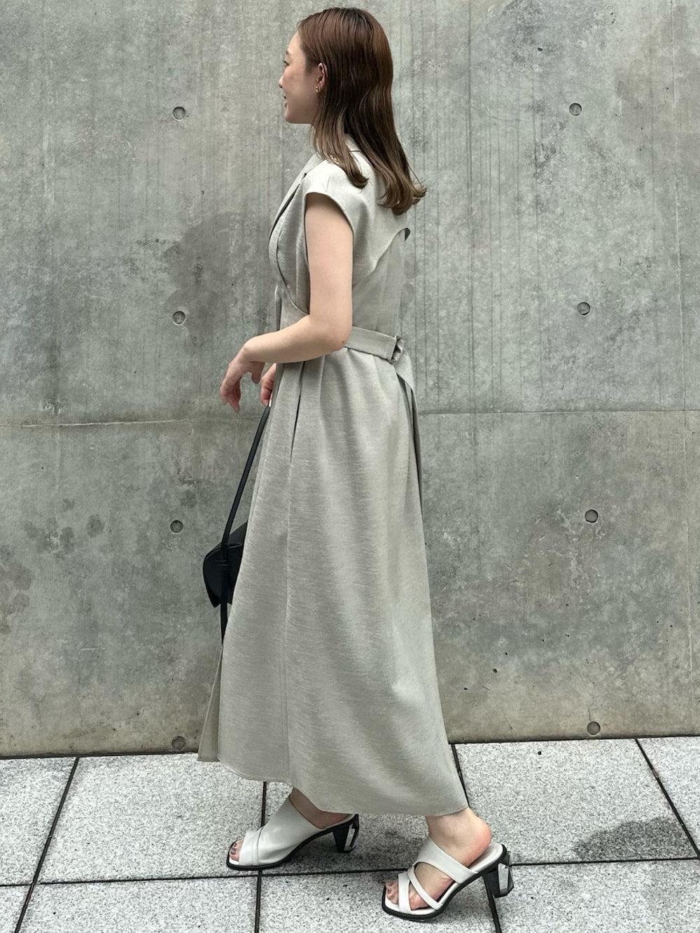 ベージュ系のワンピースを着用したレディースの夏コーディネートの3枚目の写真