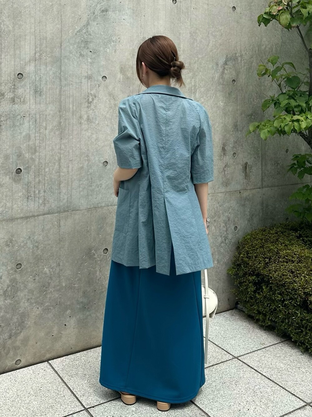 ブルー系のワンピース、ブルー系のシャツ/ブラウスを着用したレディースの夏コーディネートの4枚目の写真