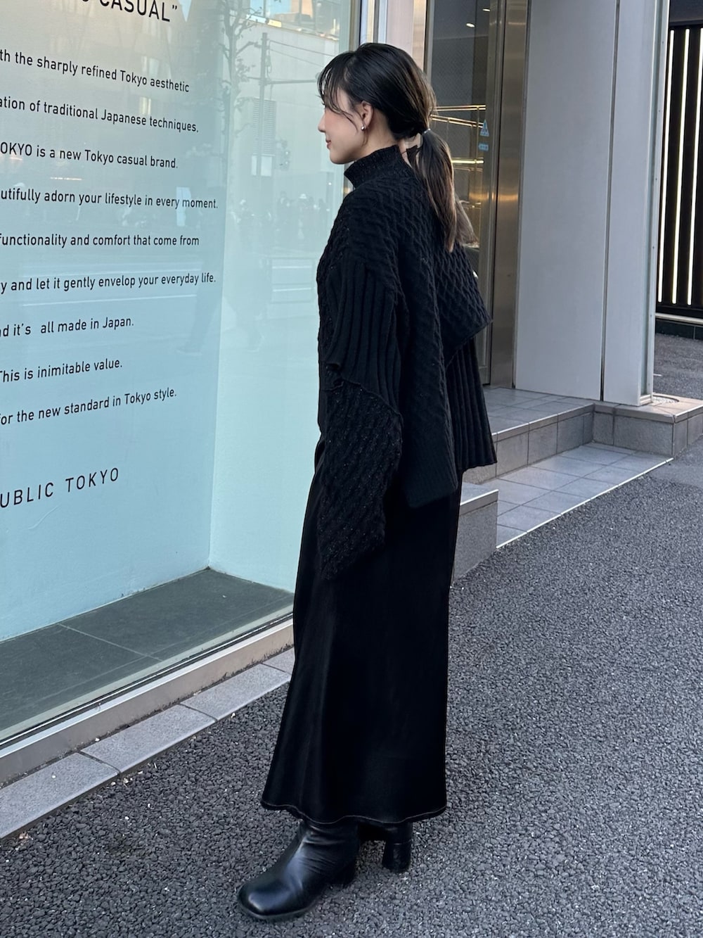 ブラック系のスカート、ブラック系のニット/セーターを着用したレディースの秋コーディネートの4枚目の写真