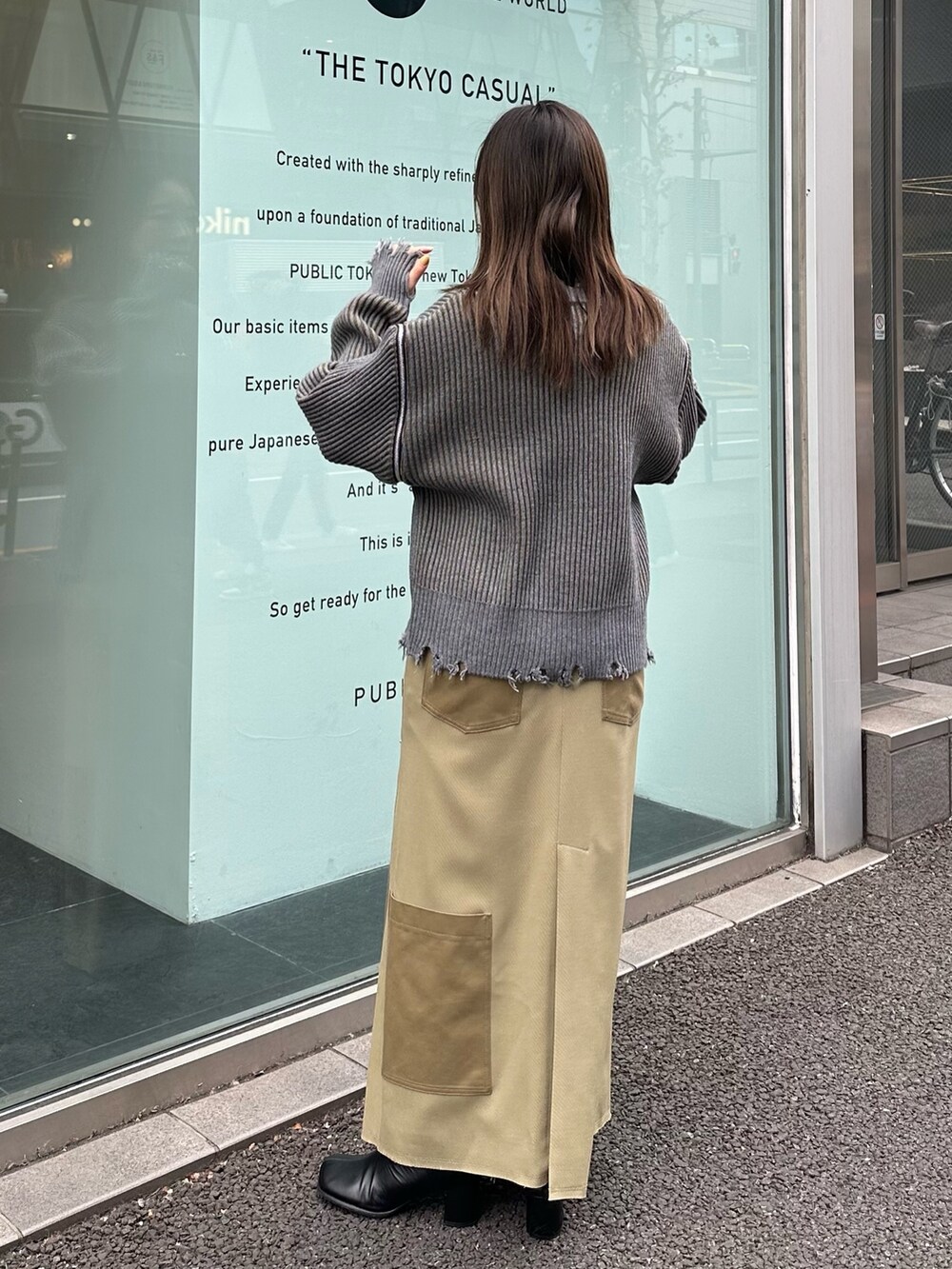 ベージュ系のスカート、グレー系のニット/セーターを着用したレディースの冬コーディネートの3枚目の写真