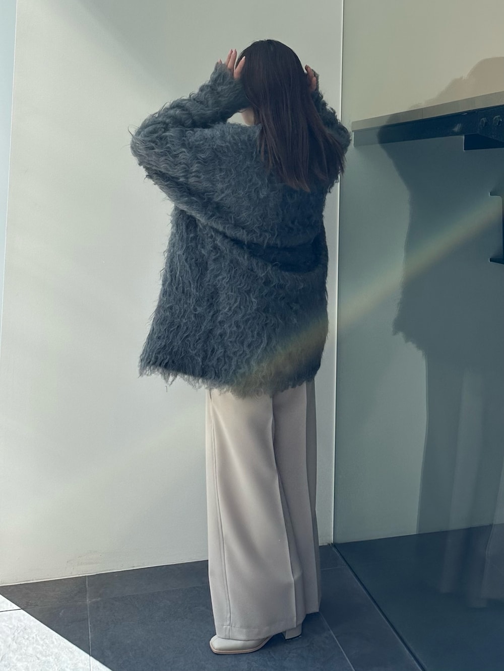 ブルー系のTシャツ/カットソー、ベージュ系のその他パンツ、グレー系のカーディガン/ボレロを着用したレディースの秋コーディネートの4枚目の写真