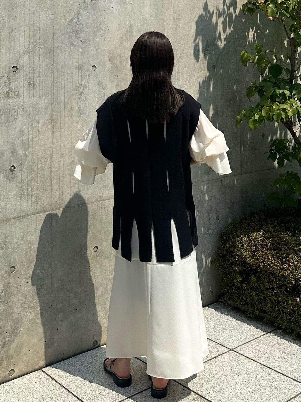 ブラック系のワンピースを着用したレディースの夏コーディネートの4枚目の写真