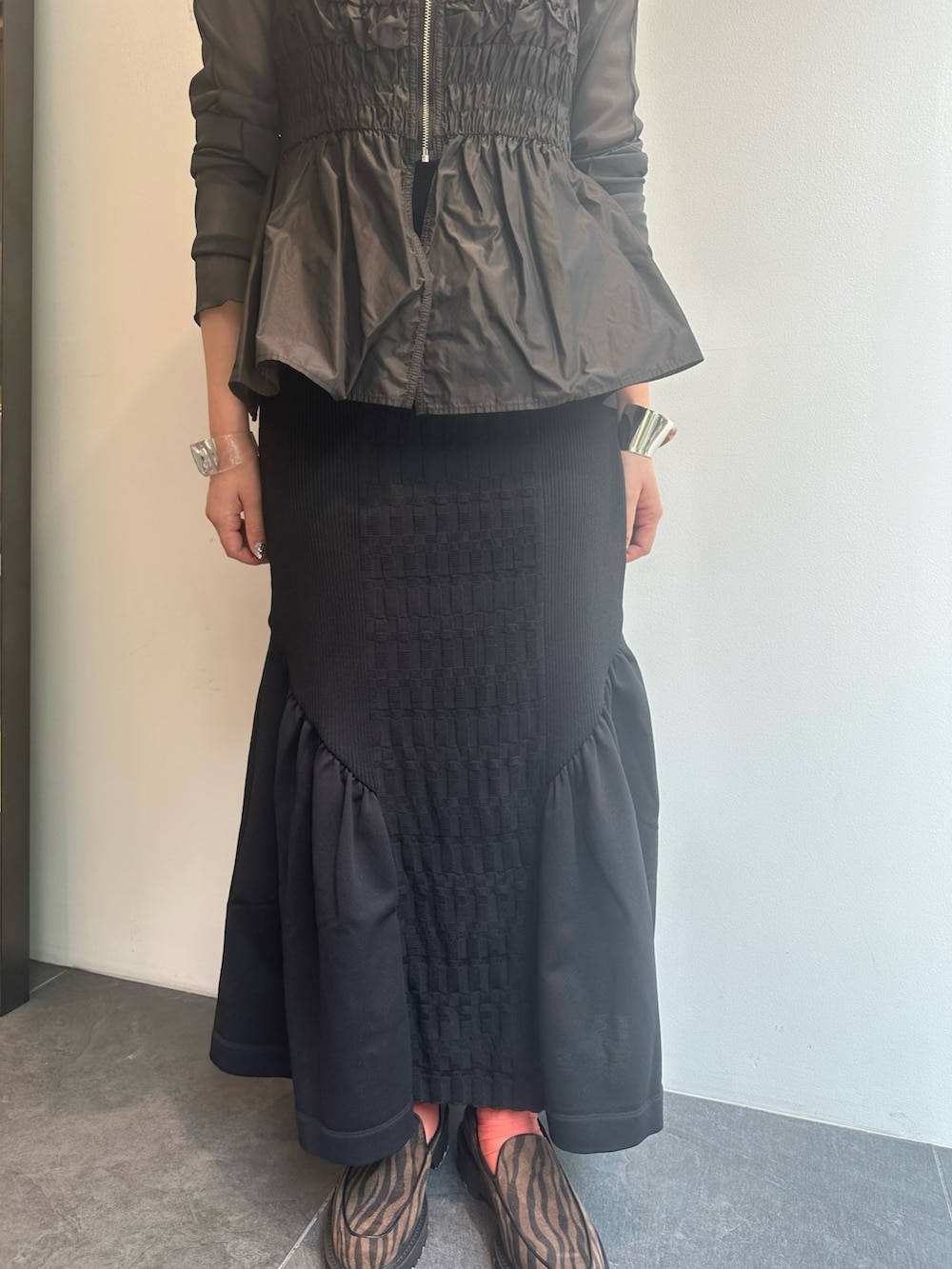 グレー系のTシャツ/カットソー、ブラック系のスカート、ブラック系のキャミソールを着用したレディースの夏コーディネートの6枚目の写真