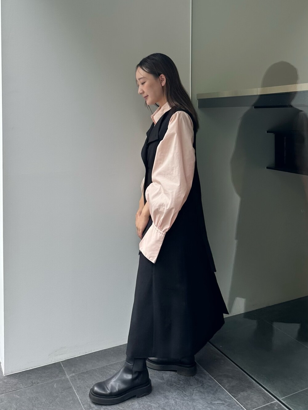 ピンク系のシャツ/ブラウス、ブラック系のワンピースを着用したレディースの秋コーディネートの3枚目の写真