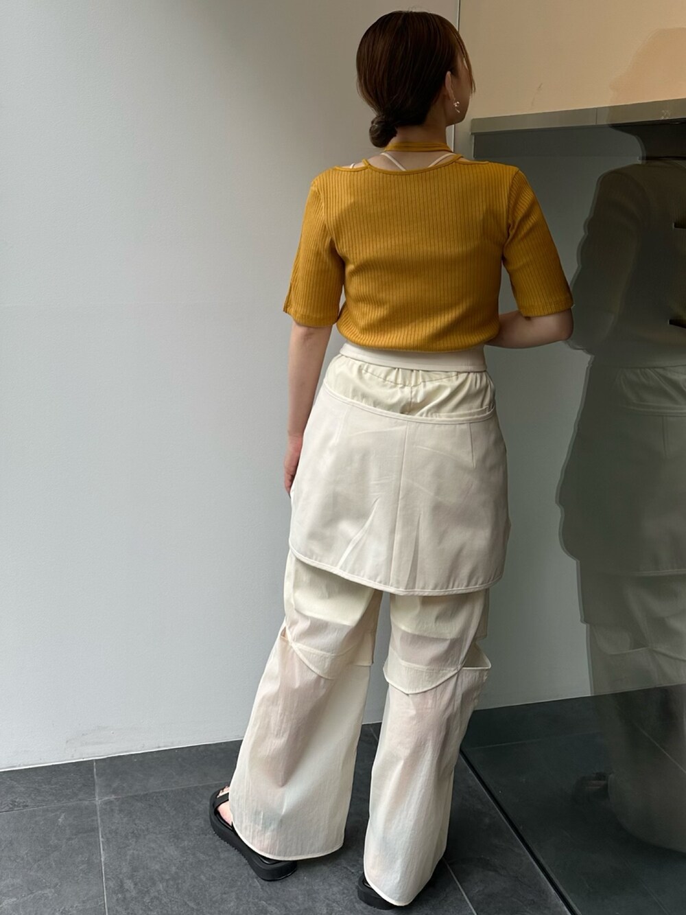 ホワイト系のスカート、ホワイト系のカーゴパンツ、イエロー系のTシャツ/カットソーを着用したレディースの夏コーディネートの5枚目の写真