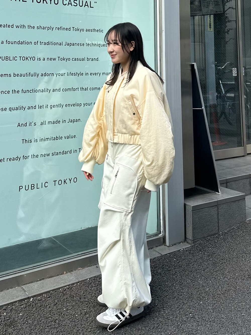 ベージュ系のブルゾン、ベージュ系のカーゴパンツを着用したレディースの冬コーディネートの2枚目の写真