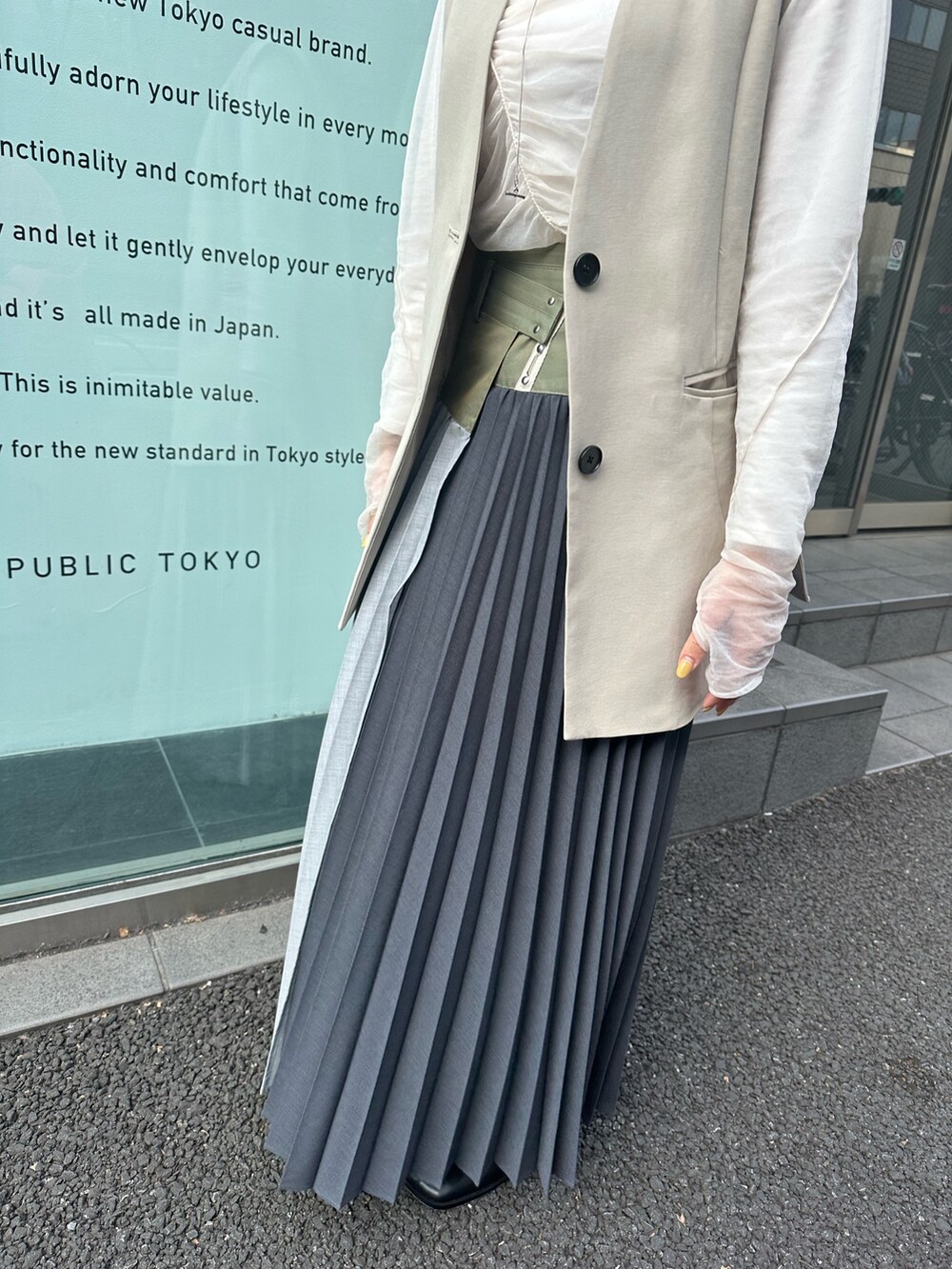 グレー系のスカート、ベージュ系のベストを着用したレディースの冬コーディネートの6枚目の写真