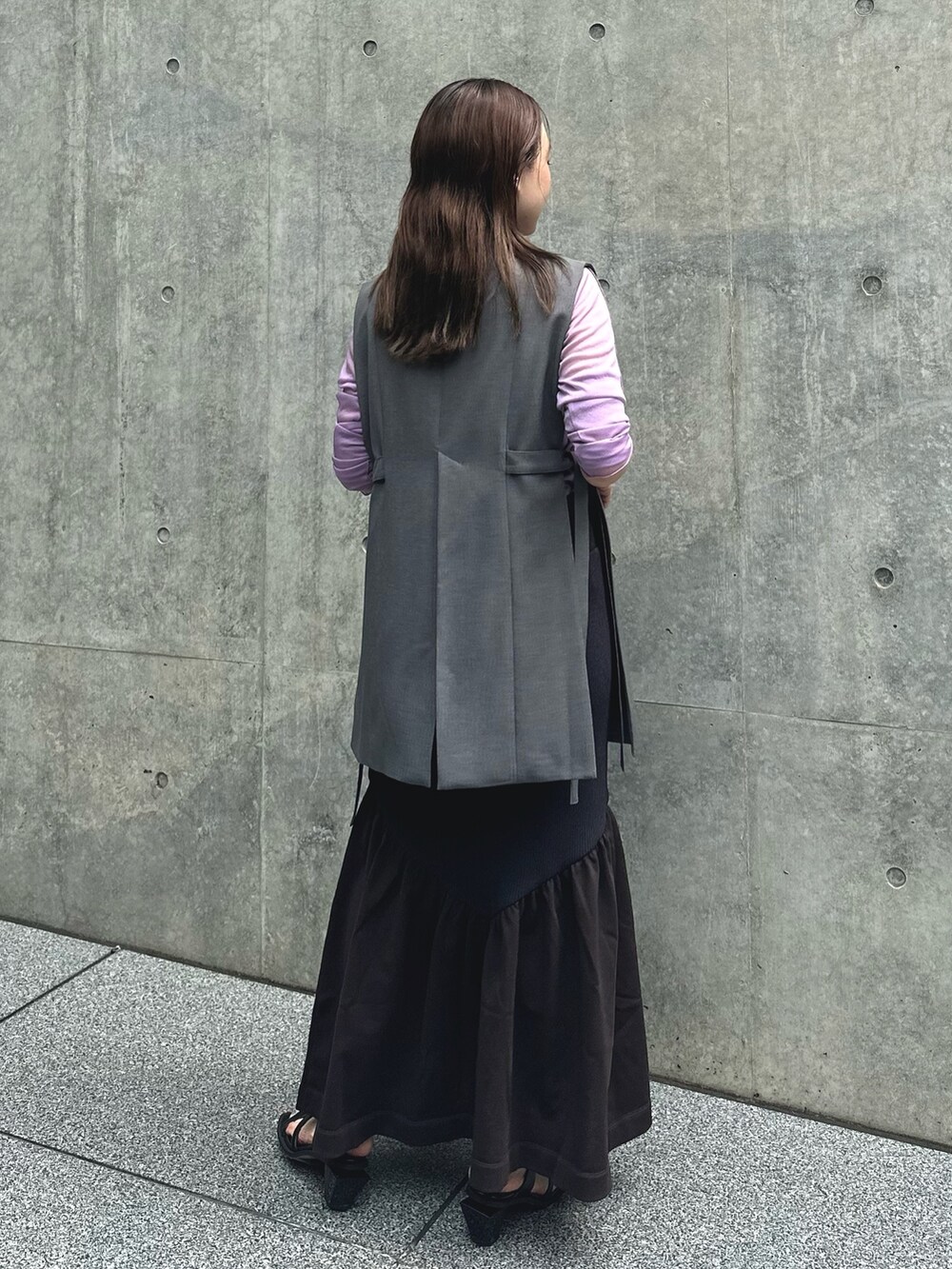 ブラウン系のスカート、ピンク系のTシャツ/カットソー、グレー系のベストを着用したレディースの夏コーディネートの3枚目の写真