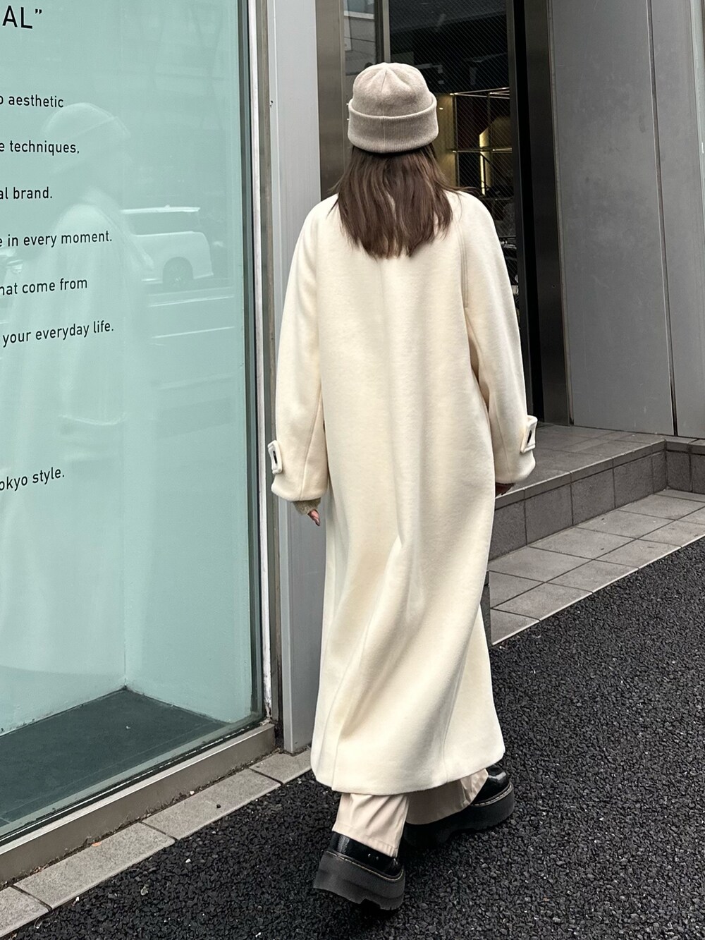 「パブリックトウキョウ、白コート、スタンドコート、ウールコート」｜「PUBLIC TOKYOの【3WAY】ウールベロアスタンドカラーコート（ステンカラーコート、ホワイト系）」を使った、ｎａｎａさん（レディース・152cm）の秋コーディネートの3枚目の写真