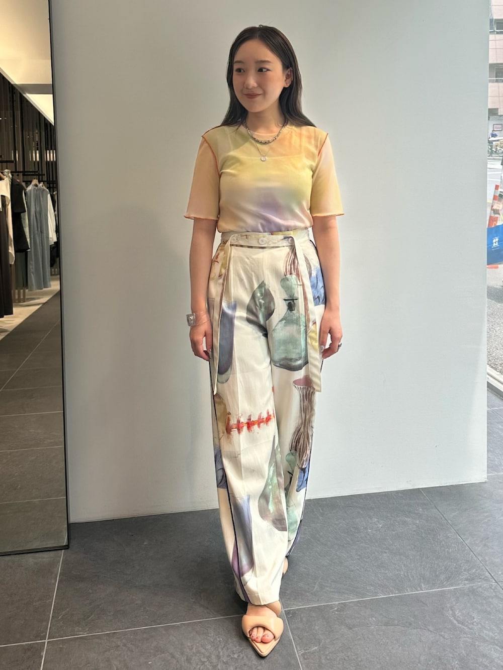 ピンク系のTシャツ/カットソー、グレー系のワンピース、その他のその他パンツを着用したレディースの春コーディネートの4枚目の写真