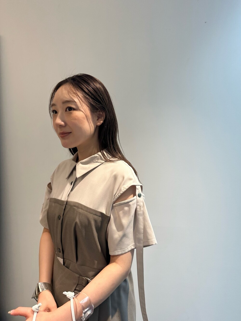 ベージュ系のワンピースを着用したレディースの夏コーディネートの4枚目の写真