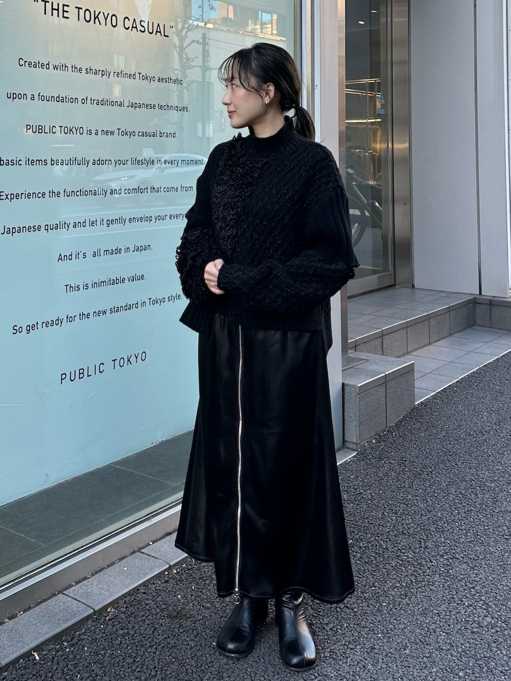 ブラック系のスカート、ブラック系のニット/セーターを着用したレディースの秋コーディネートの2枚目の写真