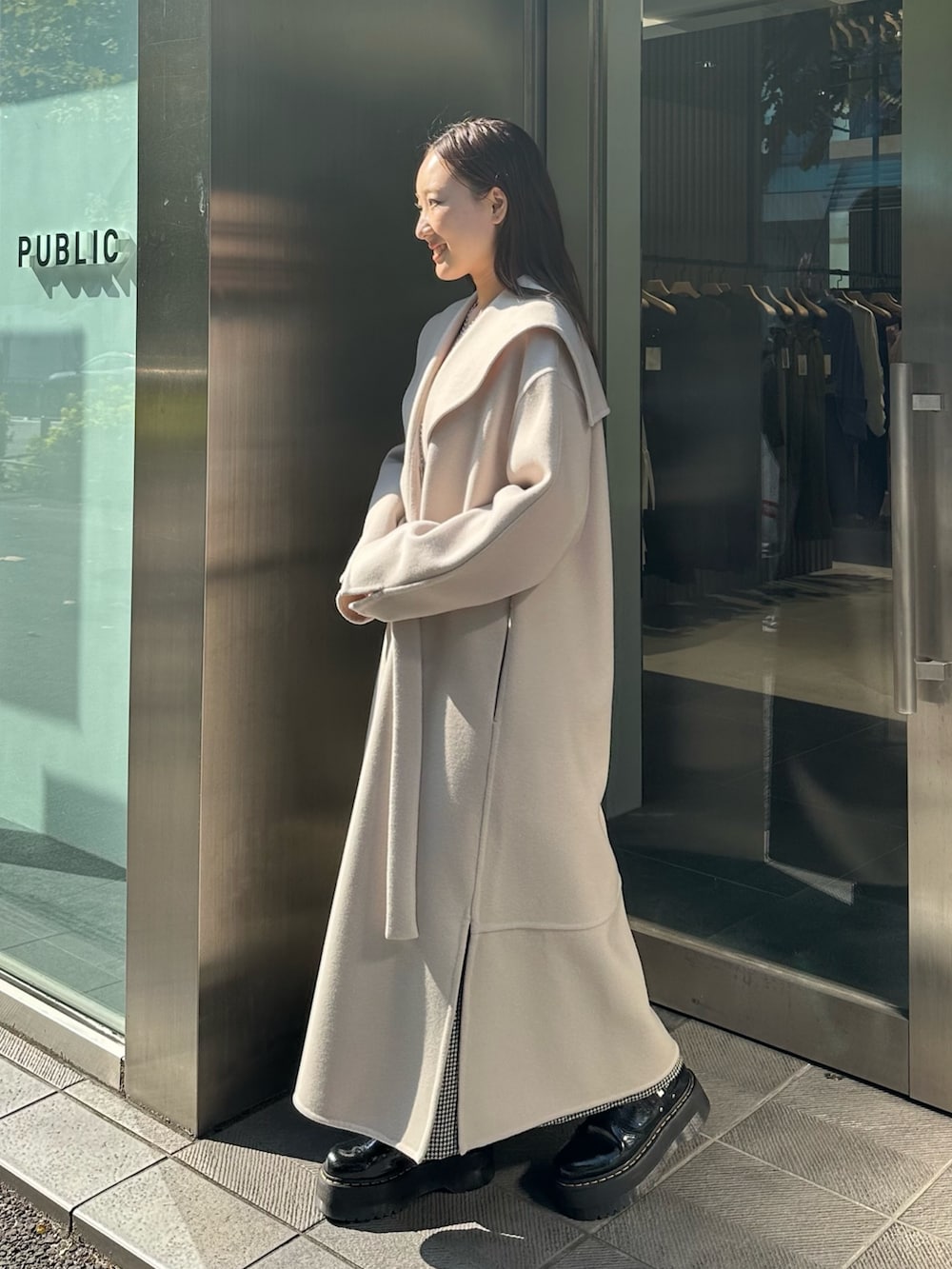 「コート、リバーコート、パブリックトウキョウ」｜「PUBLIC TOKYOの【新潟県産】ピュアウールオーバーカラーリバーロングコート（チェスターコート、ホワイト系）」を使った、ｎａｎａさん（レディース・152cm）の秋コーディネートの2枚目の写真