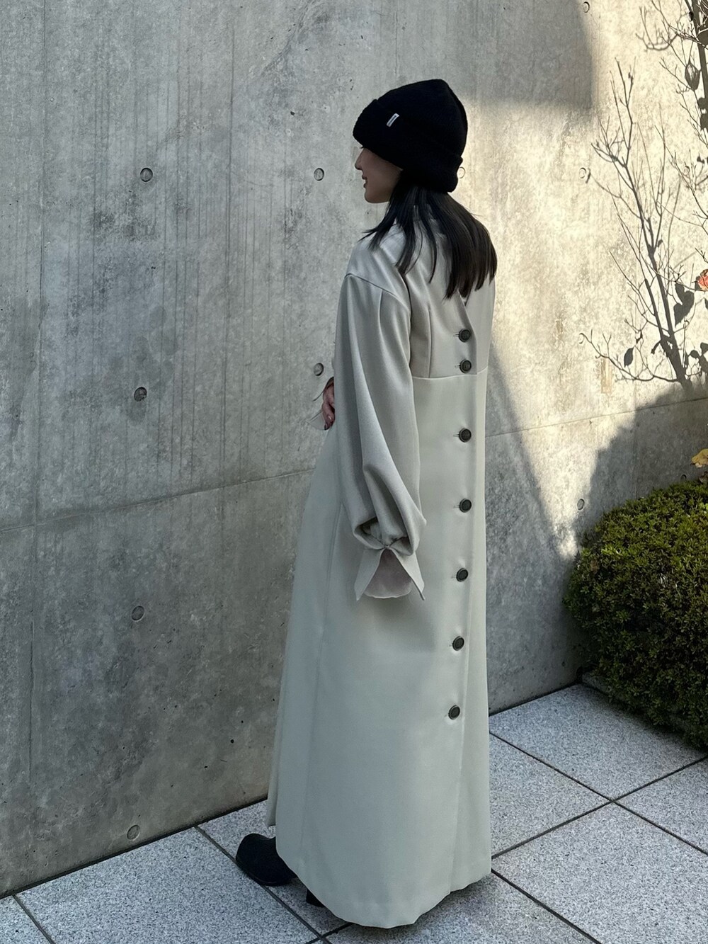 ホワイト系のワンピース、ホワイト系のTシャツ/カットソーを着用したレディースの秋コーディネートの2枚目の写真