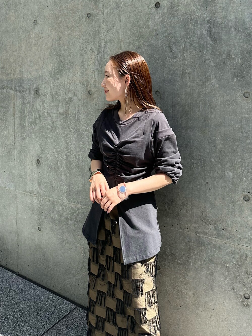 ブラウン系のスカート、グレー系のTシャツ/カットソーを着用したレディースの夏コーディネートの5枚目の写真