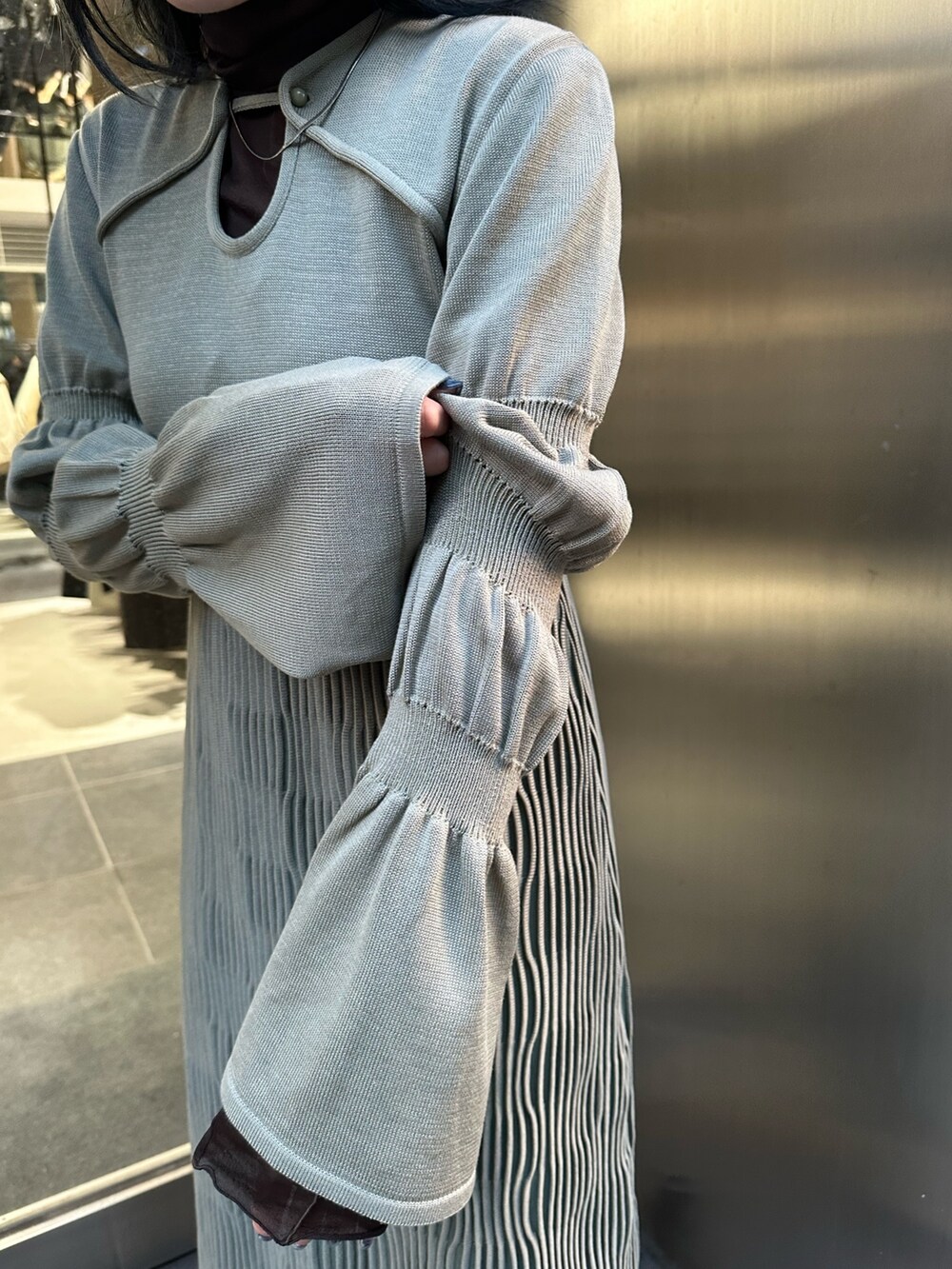 グリーン系のワンピースを着用したレディースの秋コーディネートの6枚目の写真