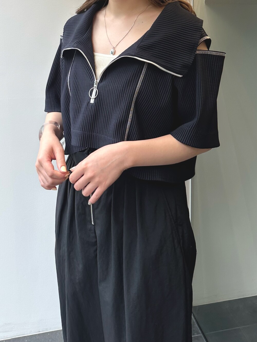 ブルー系のTシャツ/カットソー、ホワイト系のサンダルを着用したレディースの夏コーディネートの6枚目の写真