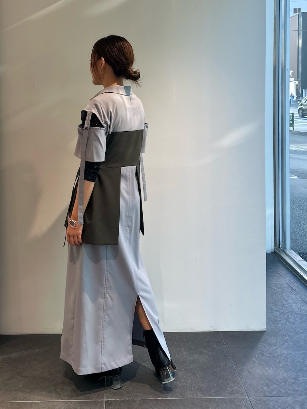 ブルー系のワンピース、ブラック系のTシャツ/カットソーを着用したレディースの夏コーディネートの6枚目の写真