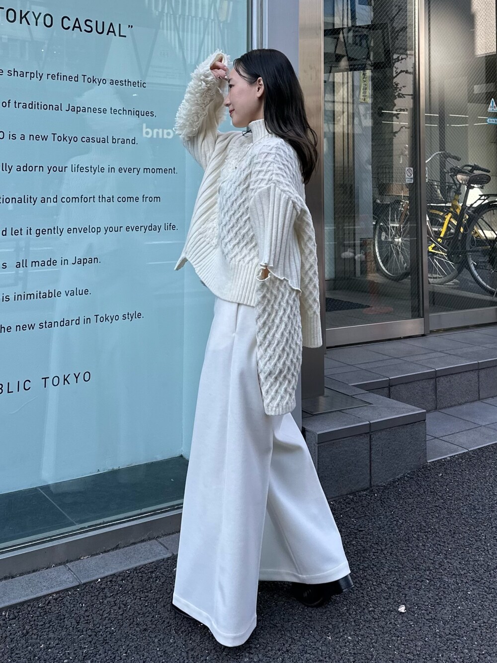 ベージュ系のニット/セーター、ベージュ系のスラックスを着用したレディースの秋コーディネートの5枚目の写真