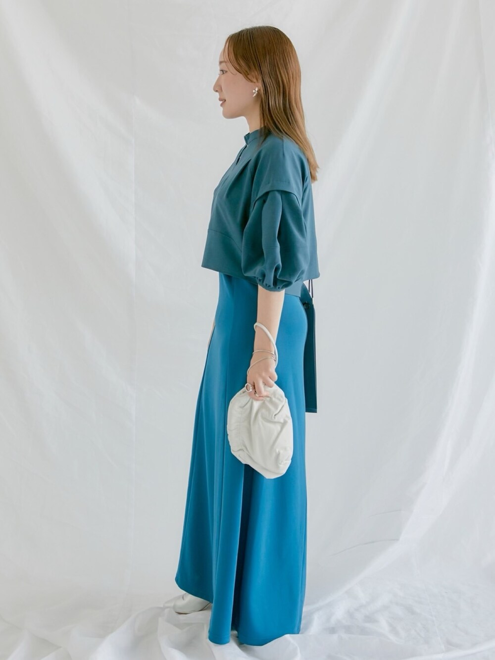 グリーン系のシャツ/ブラウス、ブルー系のワンピースを着用したレディースの夏コーディネートの2枚目の写真