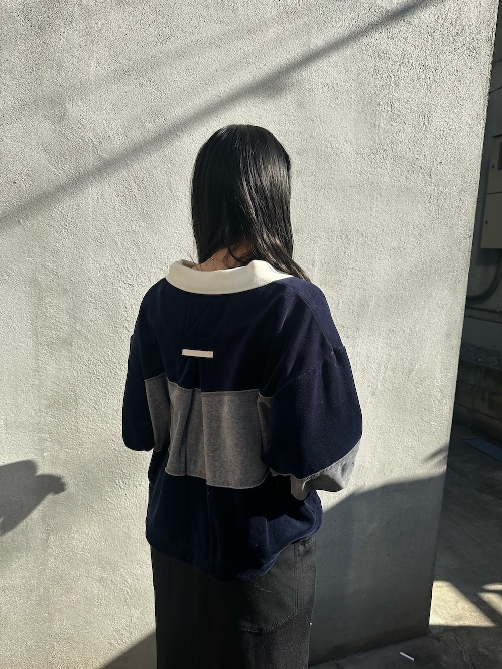 ブルー系のTシャツ/カットソー、ブラック系のスカートを着用したレディースの冬コーディネートの4枚目の写真
