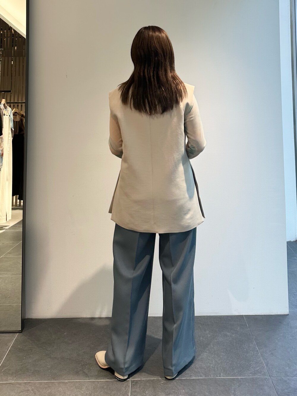 ベージュ系のTシャツ/カットソー、ブルー系のその他パンツ、ベージュ系のベストを着用したレディースの夏コーディネートの5枚目の写真