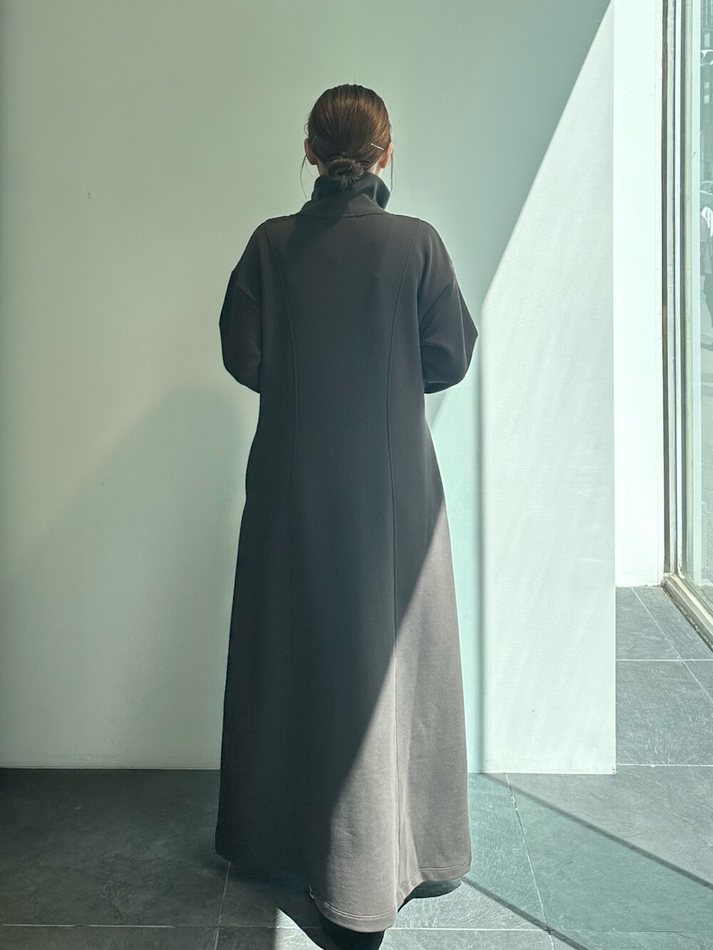 グレー系のワンピースを着用したレディースの秋コーディネートの6枚目の写真