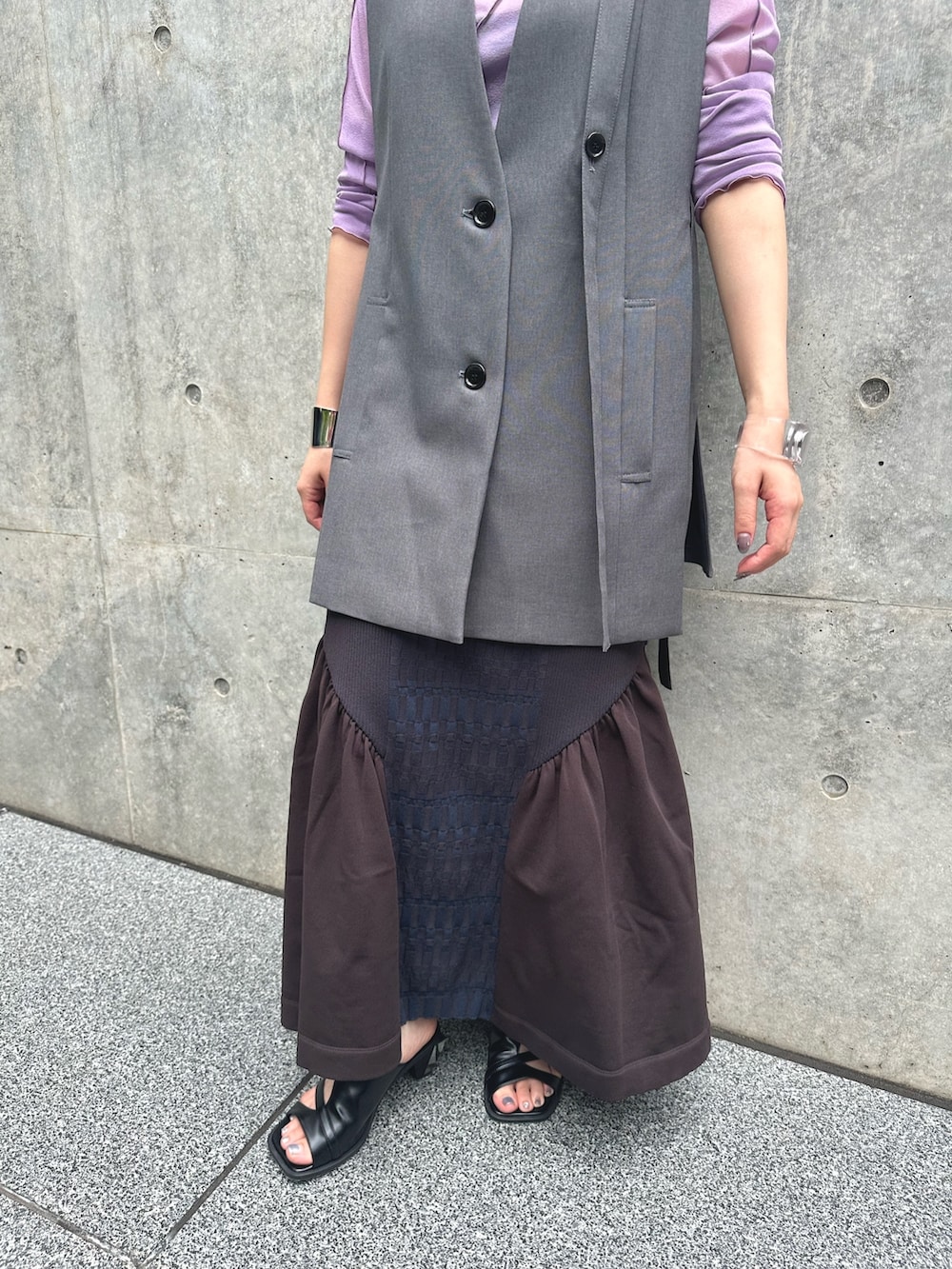 ブラウン系のスカート、ピンク系のTシャツ/カットソー、グレー系のベストを着用したレディースの夏コーディネートの5枚目の写真