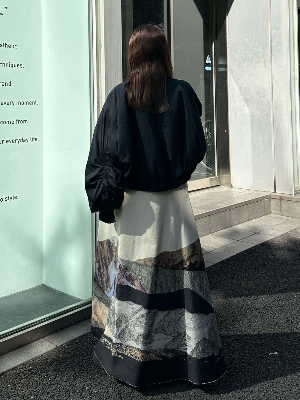 ブルー系のブルゾン、その他のスカートを着用したレディースの秋コーディネートの4枚目の写真