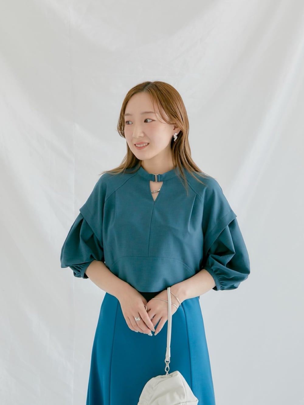 グリーン系のシャツ/ブラウス、ブルー系のワンピースを着用したレディースの夏コーディネートの4枚目の写真