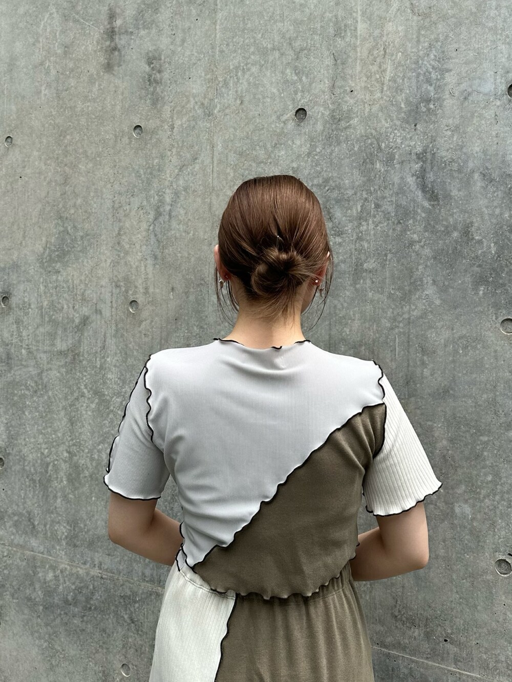 ブラック系のサンダルを着用したレディースの夏コーディネートの4枚目の写真