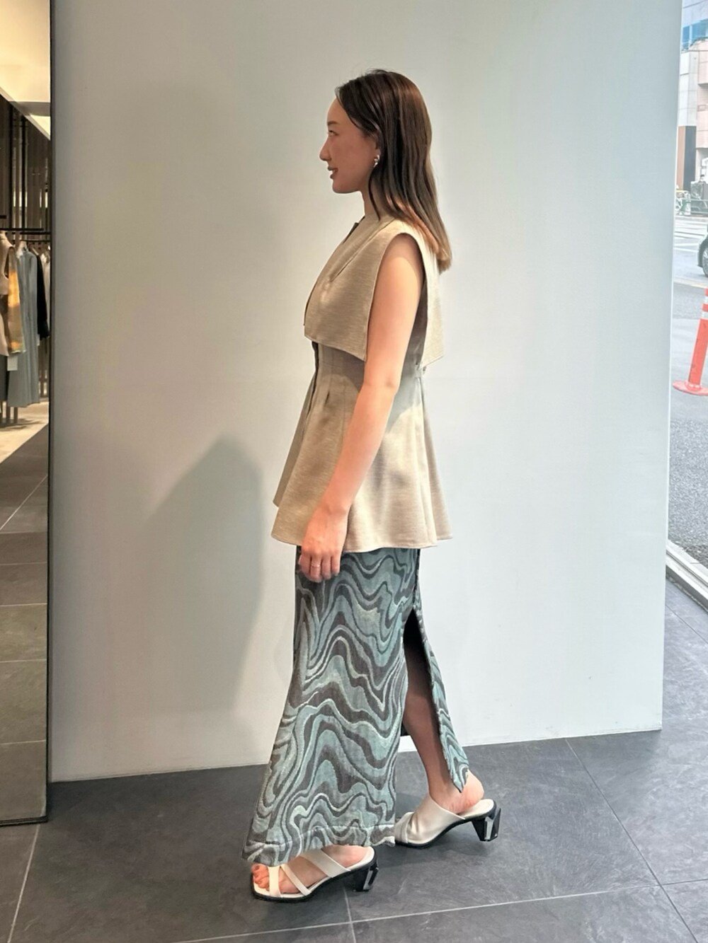 その他のスカート、ベージュ系のシャツ/ブラウス、ホワイト系のサンダルを着用したレディースの夏コーディネートの3枚目の写真