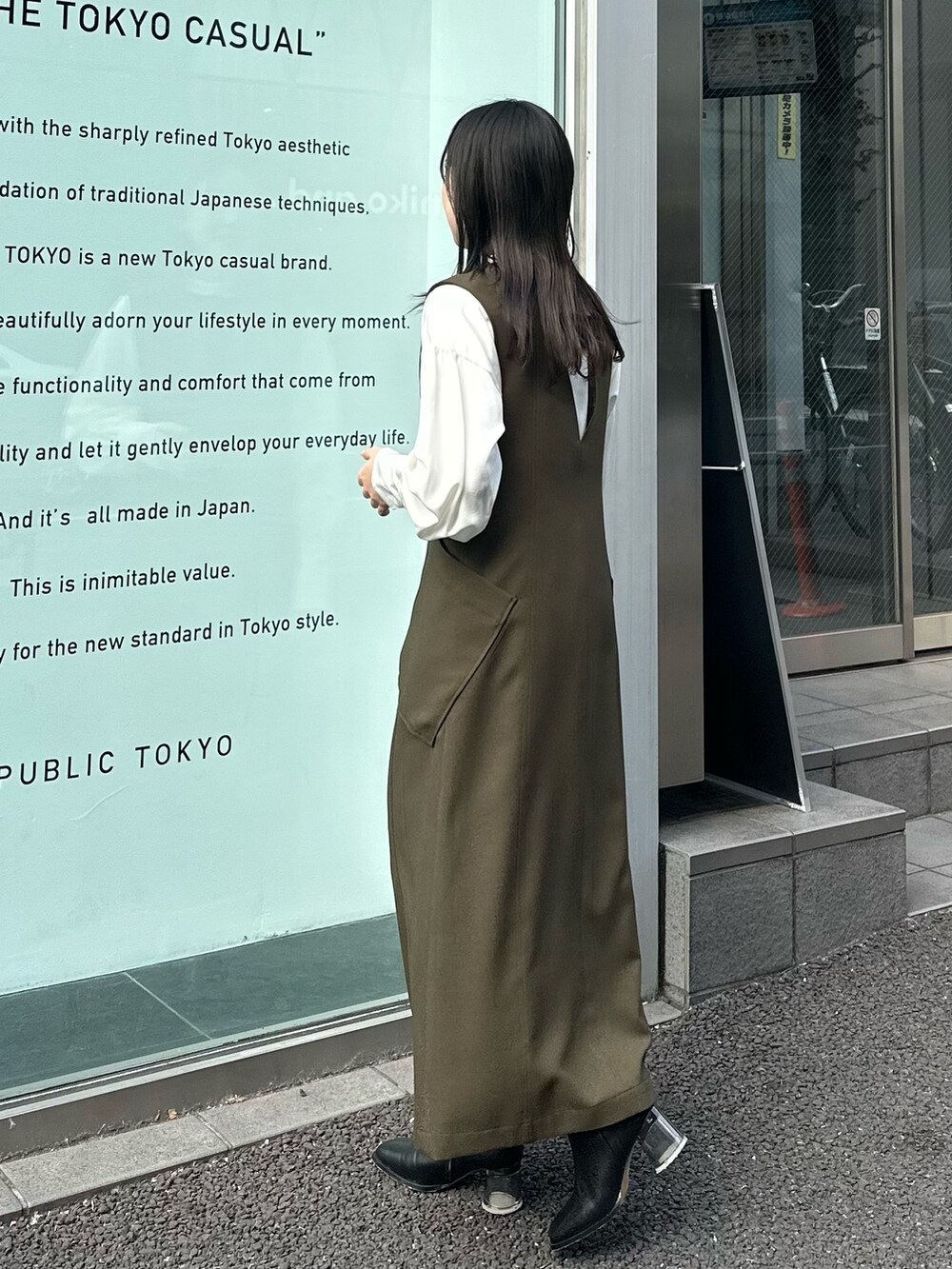 グリーン系のジャンパースカート、ホワイト系のシャツ/ブラウスを着用したレディースの冬コーディネートの4枚目の写真