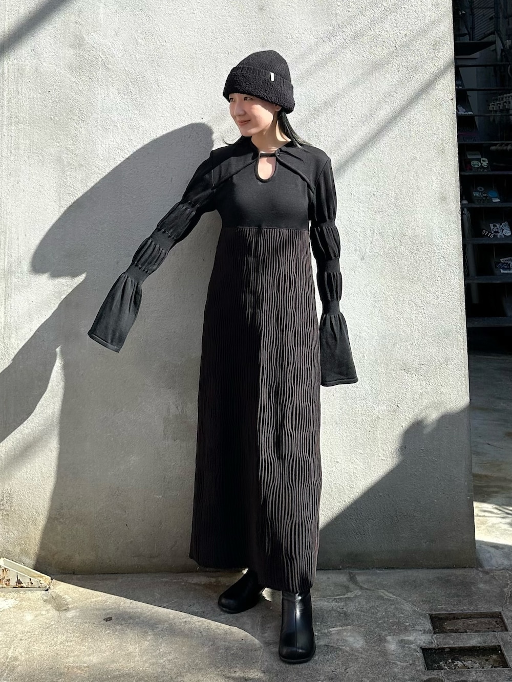 ブラウン系のワンピースを着用したレディースの秋コーディネートの5枚目の写真