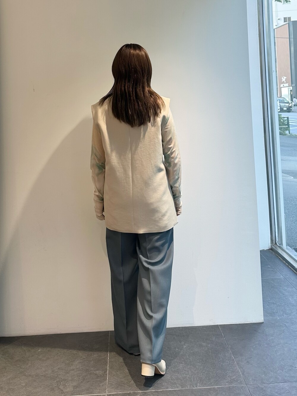 ベージュ系のTシャツ/カットソー、ブルー系のその他パンツ、ベージュ系のベストを着用したレディースの夏コーディネートの4枚目の写真