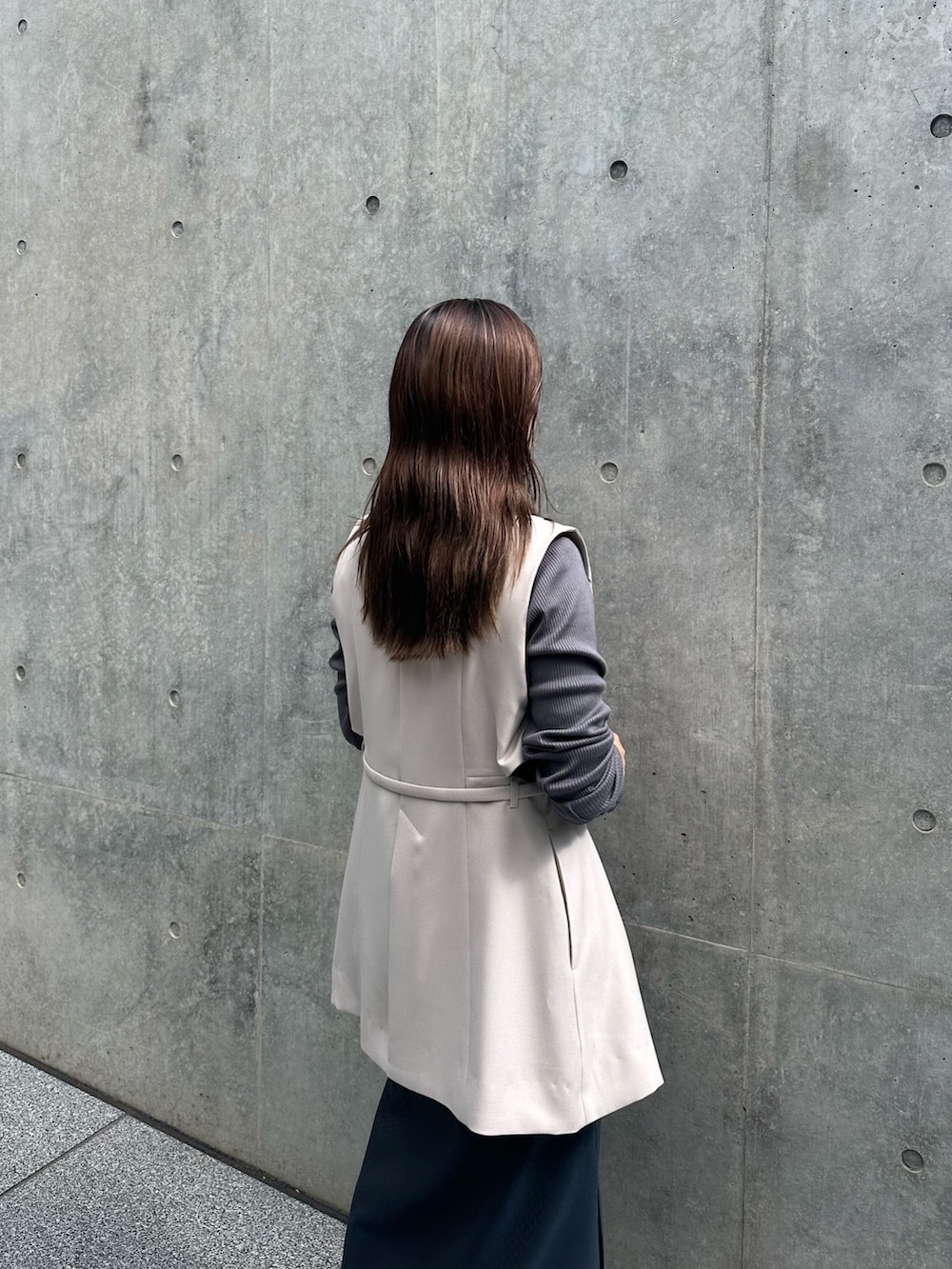 グレー系のTシャツ/カットソー、ブルー系のスカート、ベージュ系のノーカラージャケットを着用したレディースの秋コーディネートの4枚目の写真