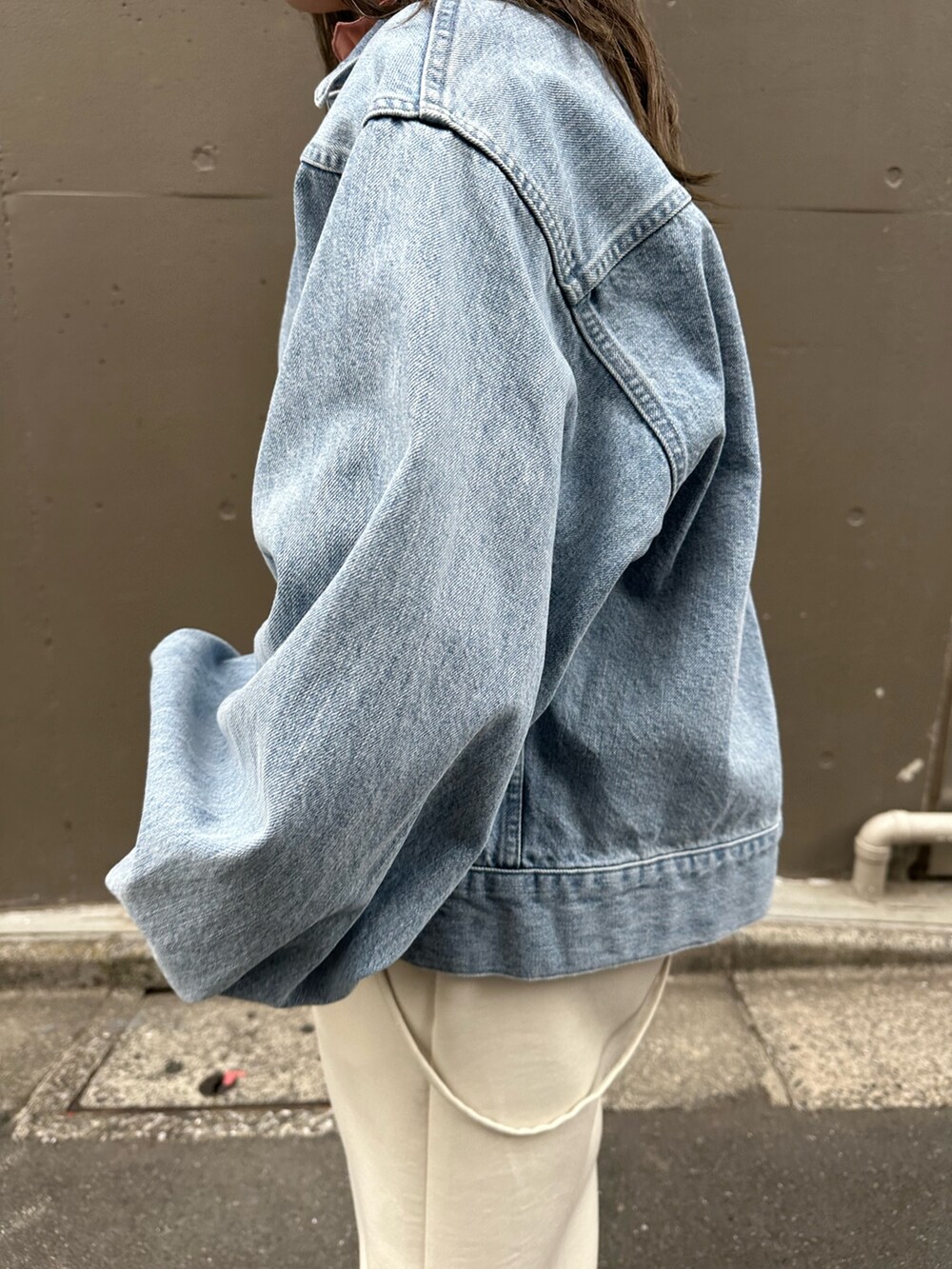 ブルー系のデニムジャケットを着用したレディースの春コーディネートの9枚目の写真