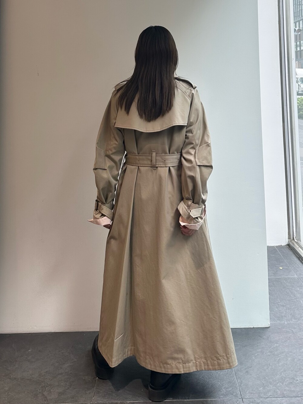 「PUBLIC TOKYO、トレンチコート、秋アウター」｜「PUBLIC TOKYOのハイクラストレンチコート（トレンチコート、ベージュ系）」を使った、ｎａｎａさん（レディース・152cm）の秋コーディネートの4枚目の写真