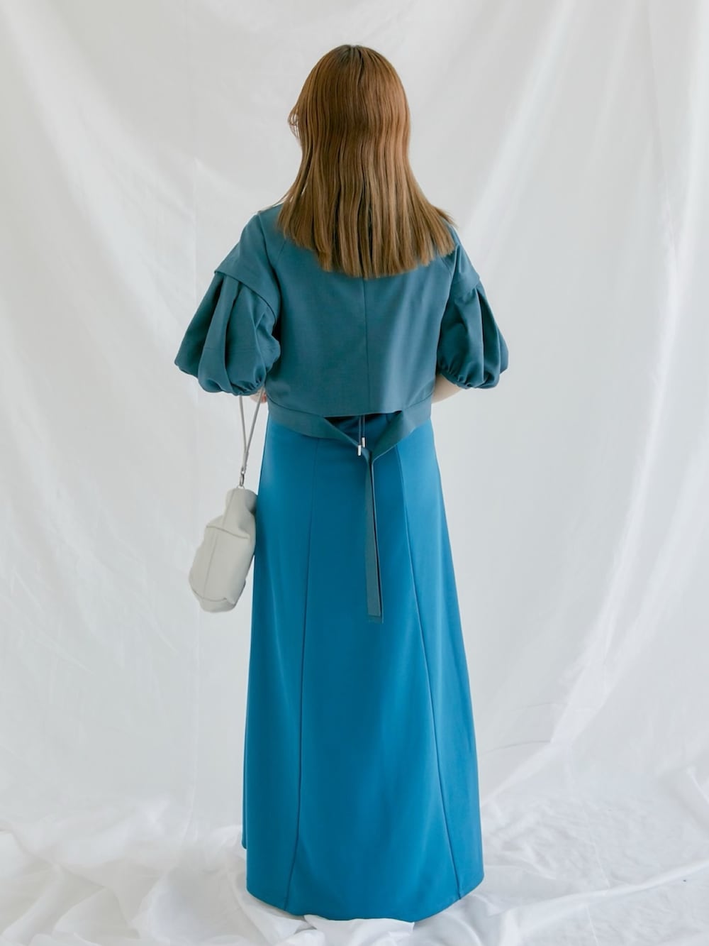 グリーン系のシャツ/ブラウス、ブルー系のワンピースを着用したレディースの夏コーディネートの3枚目の写真