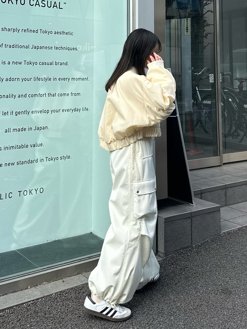 ベージュ系のブルゾン、ベージュ系のカーゴパンツを着用したレディースの冬コーディネートの4枚目の写真