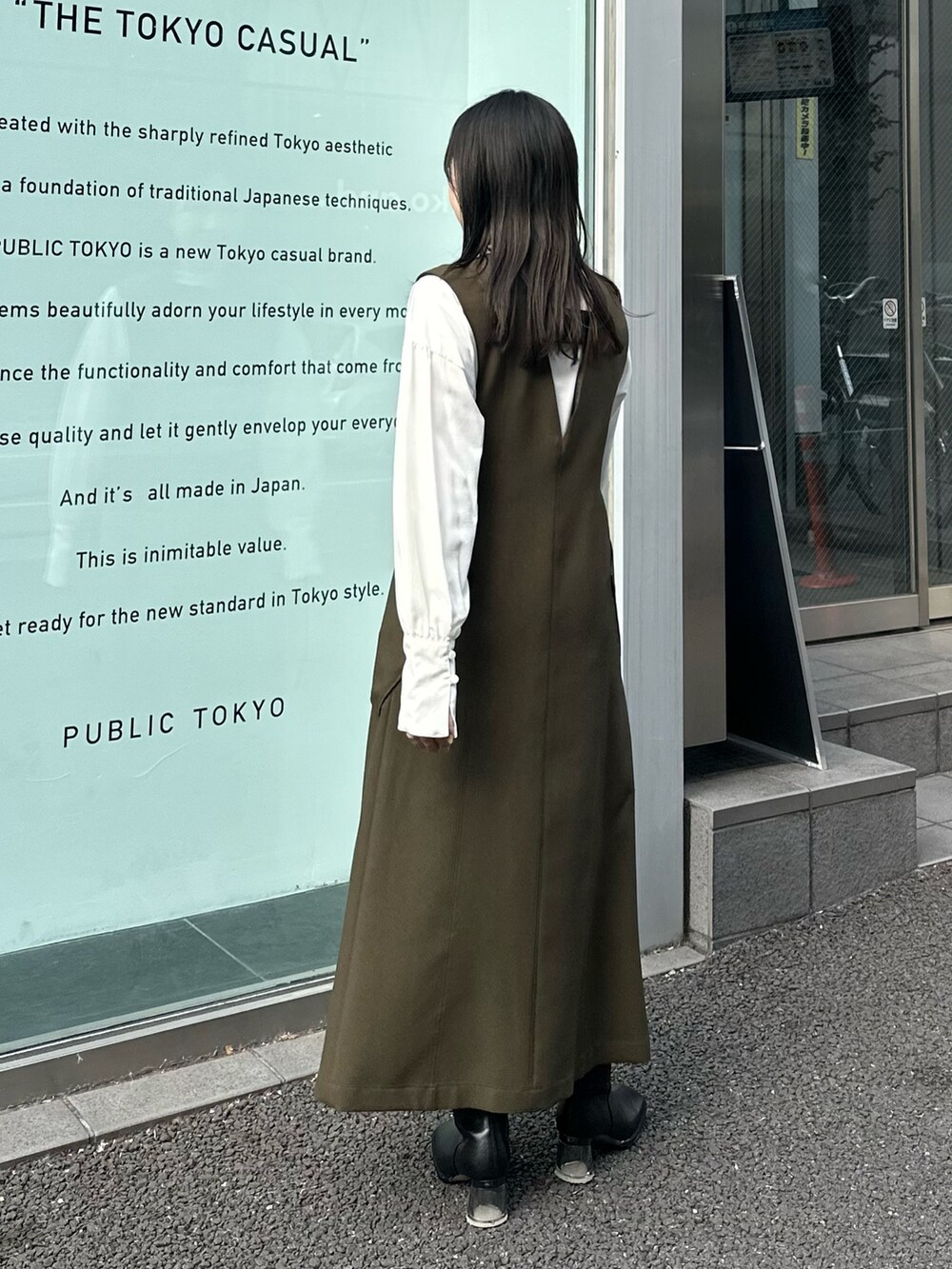 グリーン系のジャンパースカート、ホワイト系のシャツ/ブラウスを着用したレディースの冬コーディネートの5枚目の写真