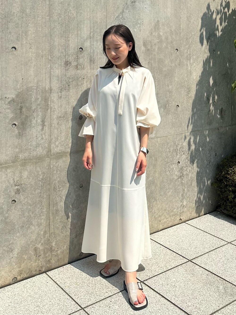 ブラック系のワンピース、グレー系のベストを着用したレディースの夏コーディネートの5枚目の写真