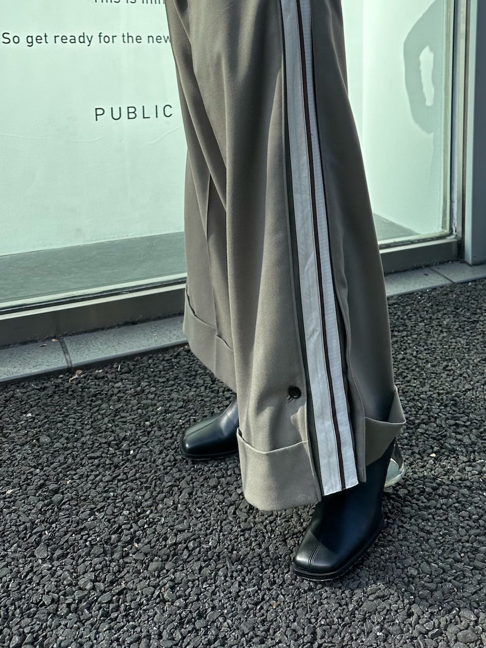 グリーン系のつなぎ/オールインワン、ホワイト系のTシャツ/カットソーを着用したレディースの冬コーディネートの6枚目の写真