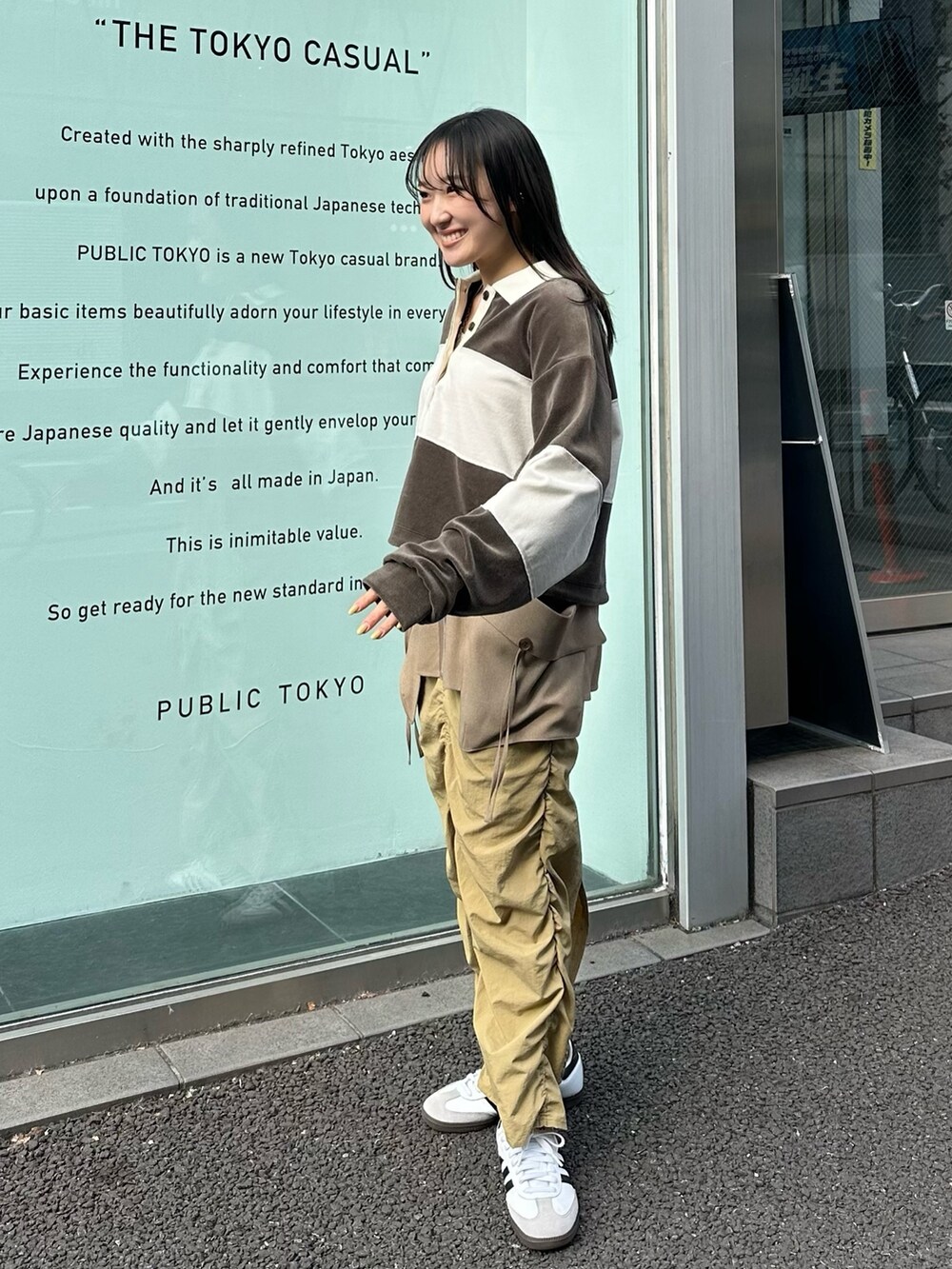 グリーン系のTシャツ/カットソー、ベージュ系のスカートを着用したレディースの冬コーディネートの2枚目の写真