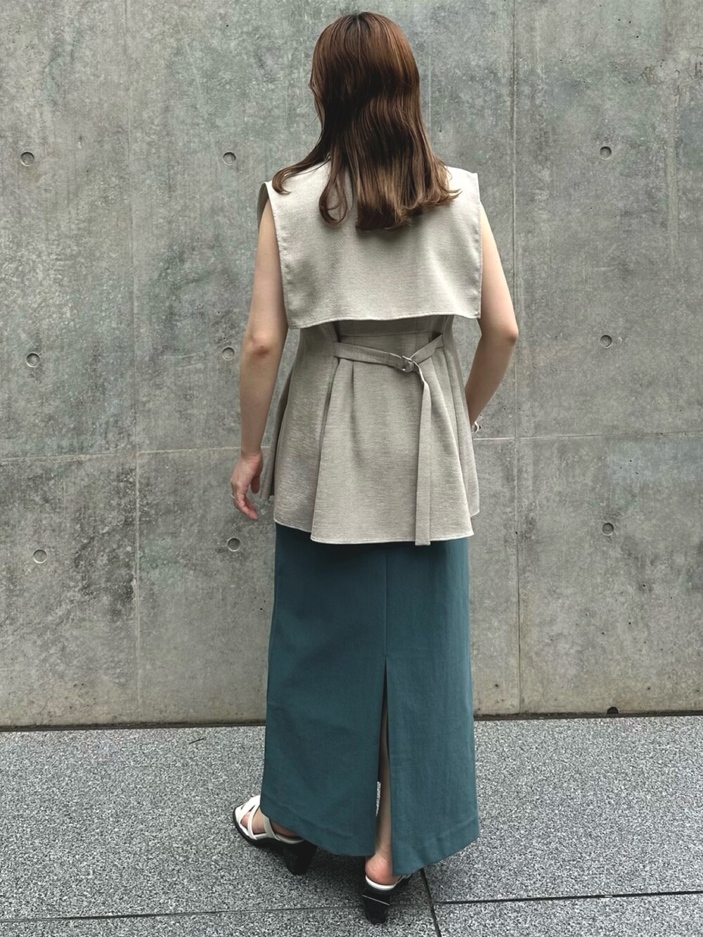 ベージュ系のシャツ/ブラウス、グリーン系のワンピースを着用したレディースの夏コーディネートの5枚目の写真