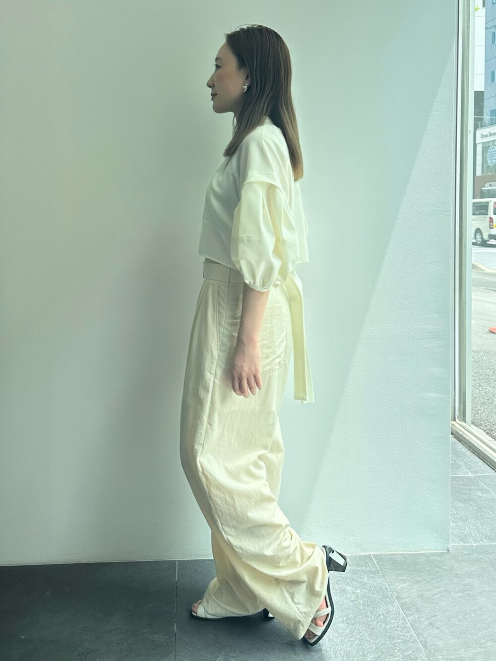 ホワイト系のシャツ/ブラウスを着用したレディースの夏コーディネートの3枚目の写真