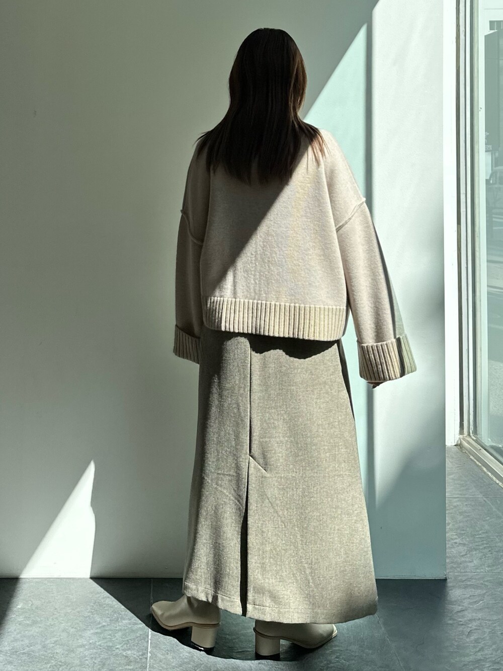 その他のスカート、ベージュ系のニット/セーターを着用したレディースの秋コーディネートの4枚目の写真