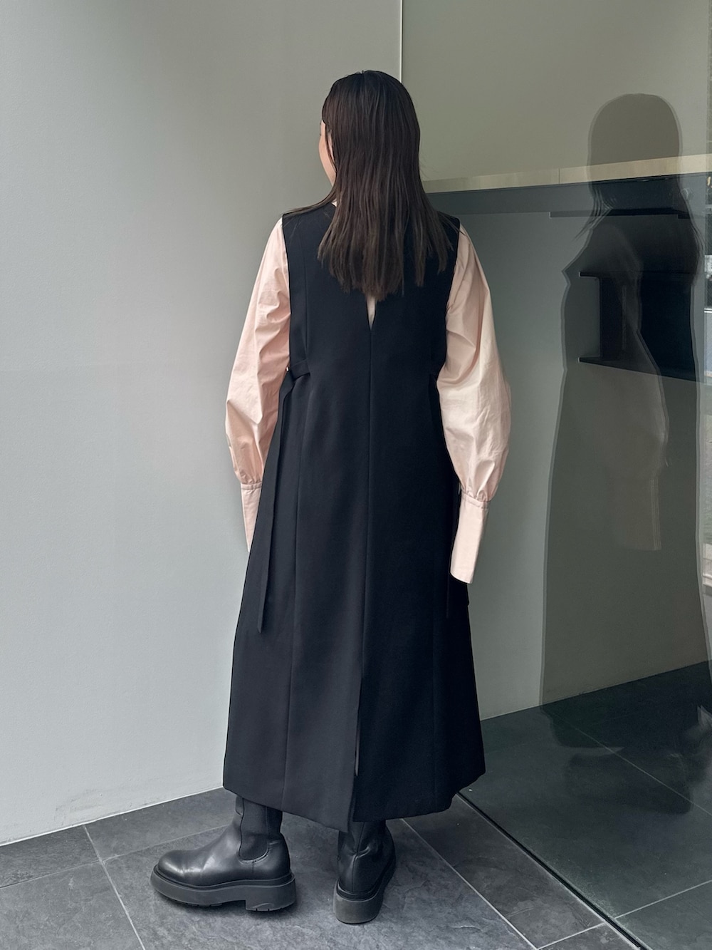 ピンク系のシャツ/ブラウス、ブラック系のワンピースを着用したレディースの秋コーディネートの5枚目の写真