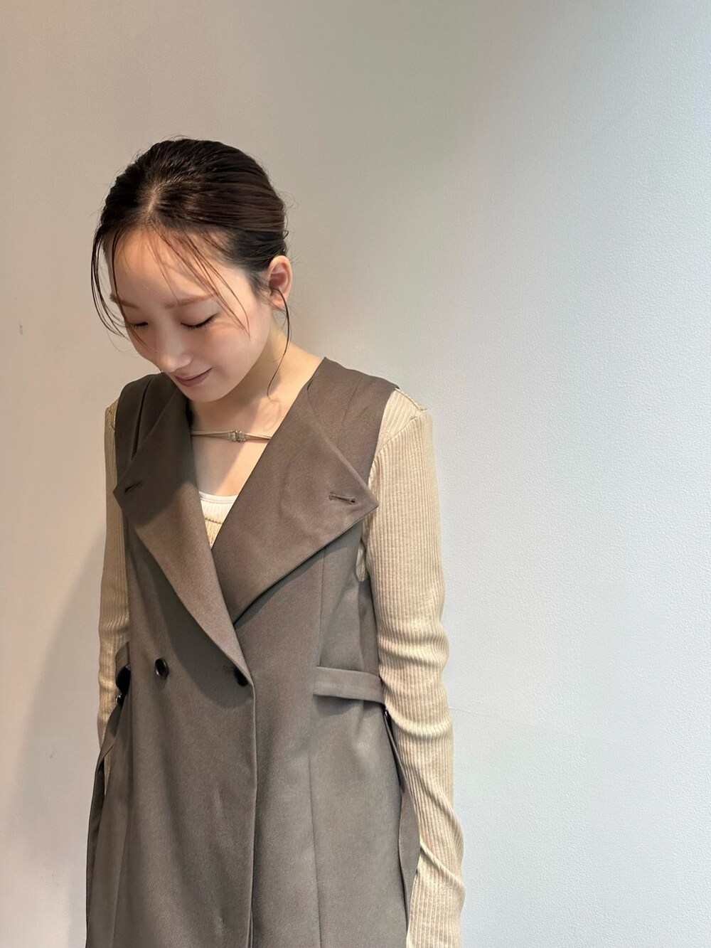 ゴールド系のTシャツ/カットソー、ベージュ系のその他パンツ、グリーン系のワンピースを着用したレディースの秋コーディネートの5枚目の写真