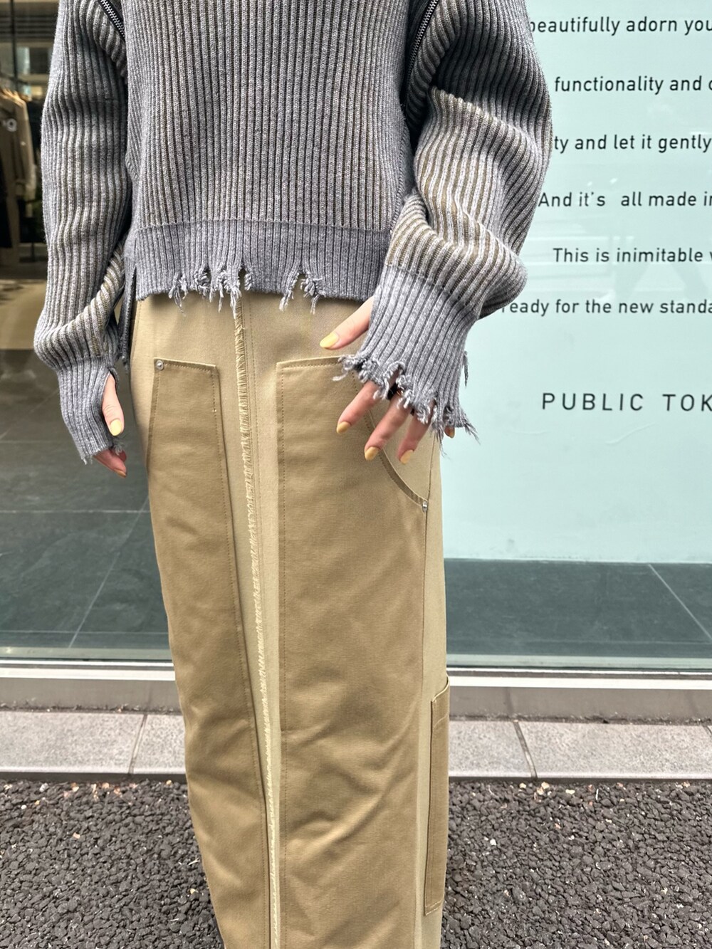 ベージュ系のスカート、グレー系のニット/セーターを着用したレディースの冬コーディネートの5枚目の写真